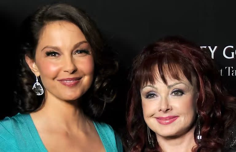 Ashley Judd junto a su fallecida madre, Naomi