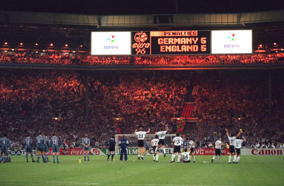 Die DFB-Mannschaft jubelt, weil soeben Gareth Southgate seinen Elfmeter im Halbfinale der EM 1996 verschossen hat. (Bild: Mark Leech/Offside via Getty Images)