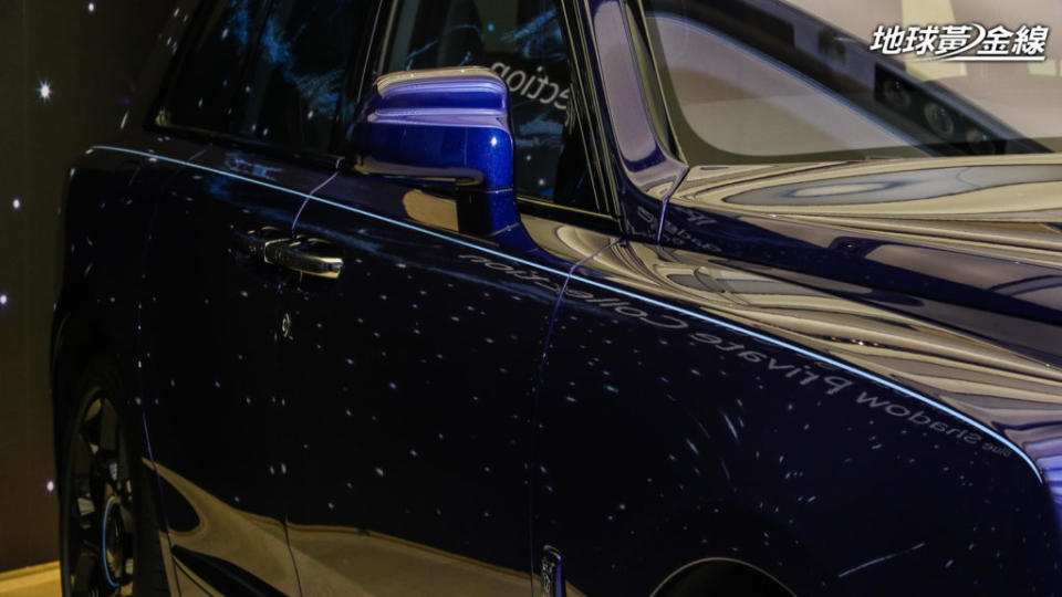 Rolls-Royce車款必須選配的車側手繪肩線於Cullinan Blue Shadow上也只能使用指定色彩。(攝影/ 陳奕宏)