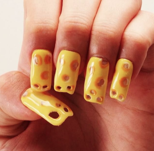 1. Uñas con decoración de queso