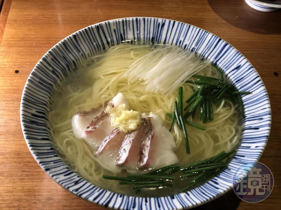 「まかない 㐂いち」的「鯛魚拉麵」只以純粹魚湯和鹽調味，風味高雅。