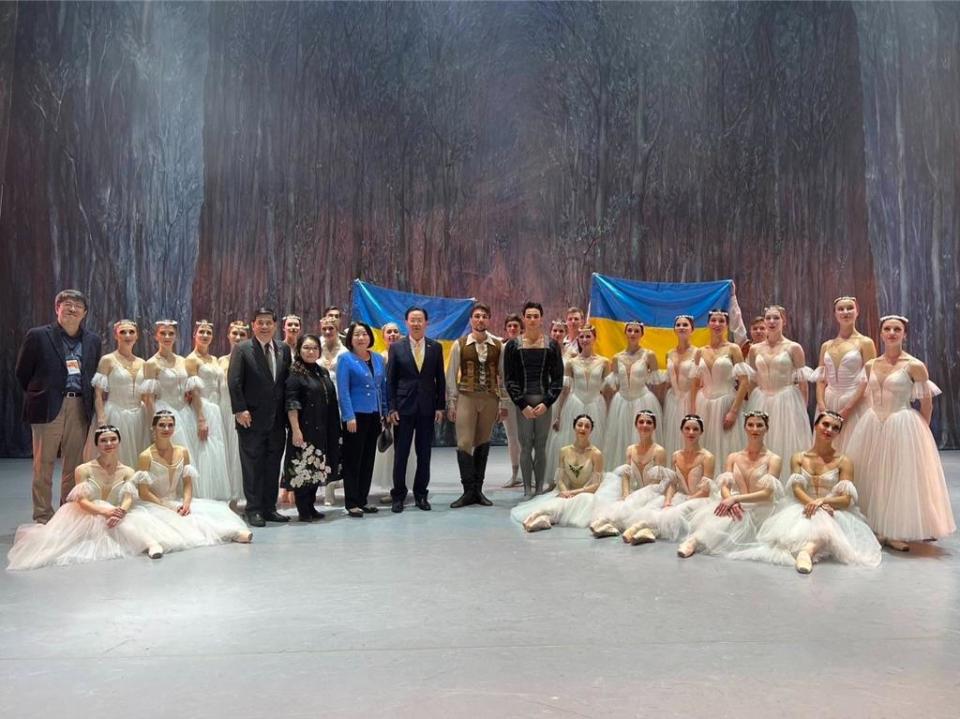 外交部長吳釗燮觀賞烏克蘭聯合芭蕾舞團演出。（外交部提供）