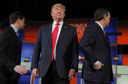 Donald Trump (C) stands between Senator Marco Rubio (L) and Senator Ted Cruz (R) before a Republican presidential debate in North Charleston, South Carolina, January 14, 2016. REUTERS/Chris Keane