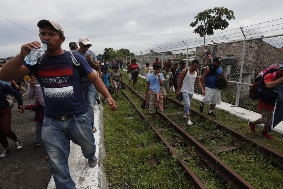 FOTOS | Así rompieron los migrantes el cerco fronterizo para entrar a México