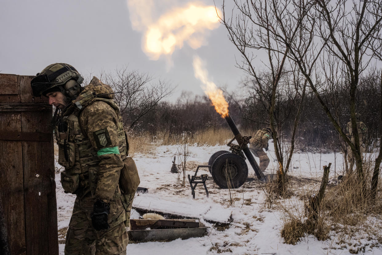 Una pantalla muestra imágenes de drones ucranianos de Bajmut en la sede de la Unidad de Drones Skala, cerca de Bajmut, Ucrania, el 6 de enero de 2023. (Nicole Tung/The New York Times)
