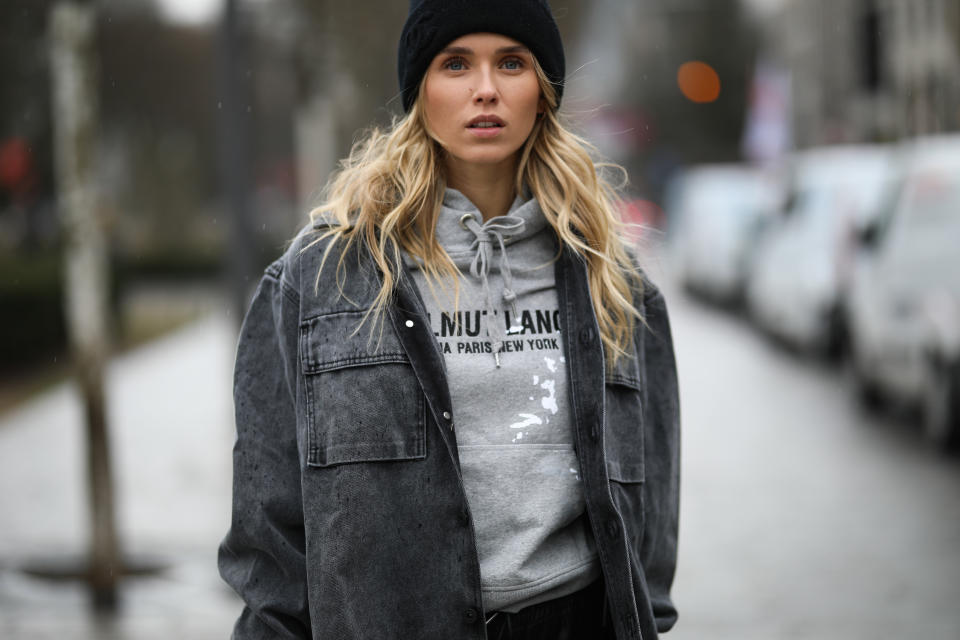 La modelo alemana Scarlett Gartmann con hoodie gris y cazadora denim gris oscura. (Foto de Jeremy Moeller / Getty Images)