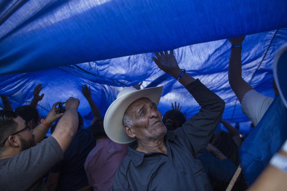 <p>Supporters of Honduran President Juan Orlando Hernandez, who is running for reelection, march to show support for their candidate in Tegucigalpa, Honduras, Tuesday, Nov. 28, 2017. (Photo: Rodrigo Abd/AP) </p>