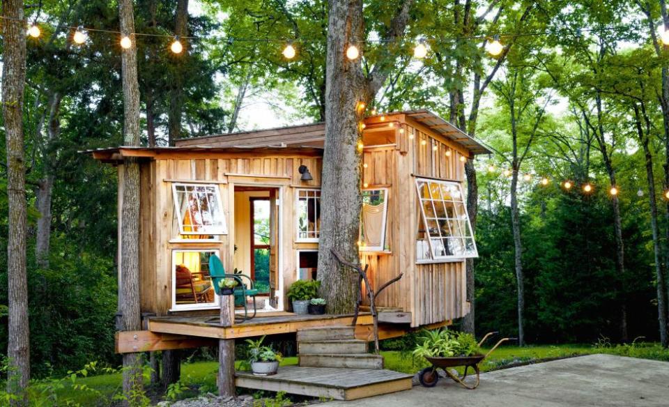 <p>This treehouse-slash-guest room looks small from the outside, but boasts a living room, office area, and bedroom within.</p><p><a class="link " href="https://www.countryliving.com/home-design/house-tours/g3574/treehouse-tennessee/" rel="nofollow noopener" target="_blank" data-ylk="slk:SEE INSIDE;elm:context_link;itc:0;sec:content-canvas">SEE INSIDE</a></p>