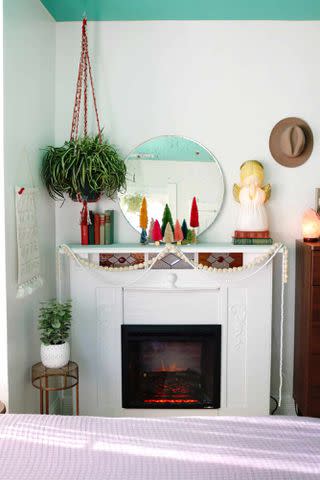 <p><a href="https://abeautifulmess.com/create-your-own-cozy-fireplace/" data-component="link" data-source="inlineLink" data-type="externalLink" data-ordinal="1">A Beautiful Mess</a></p>