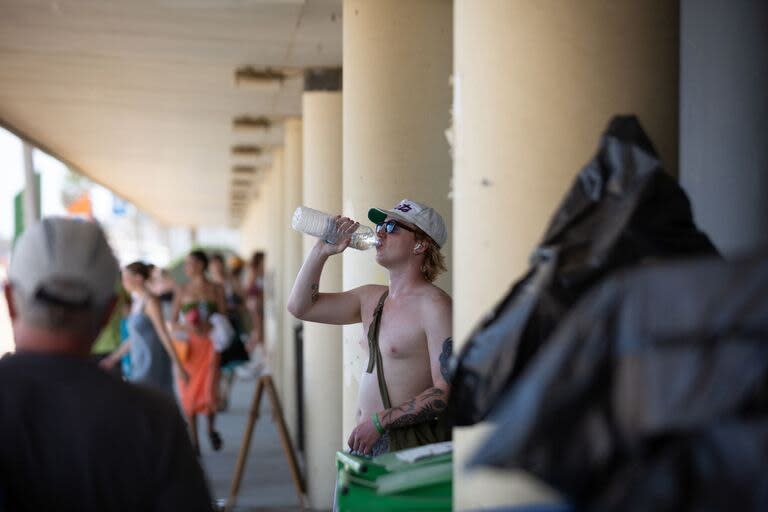 Un hombre  bebe agua en Barcelona, España, en medio de la ola de calor  (Europa Press)