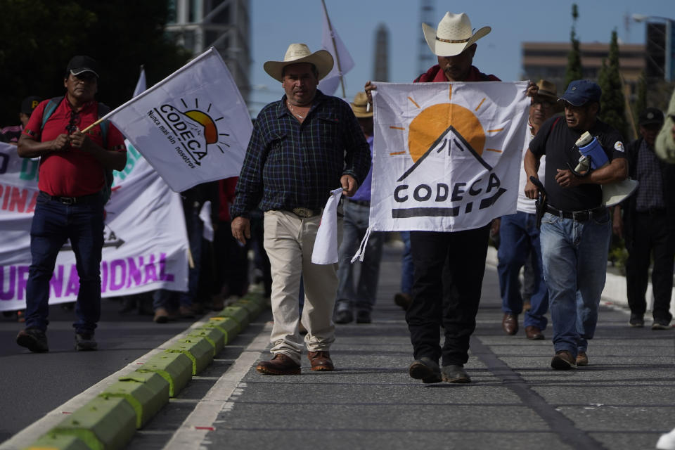 La gente marcha en una protesta organizada por el Comité de Desarrollo Campesino (CODECA) para pedir la renuncia de la fiscal general, detener los desalojos, el fin de lo que llaman privilegios para las grandes corporaciones y contra la inflación en Ciudad de Guatemala, el miércoles 10 de julio de 2024. (AP Foto/Moisés Castillo)