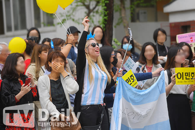 4月25日上午，李敏鎬結束替代役正式退伍。