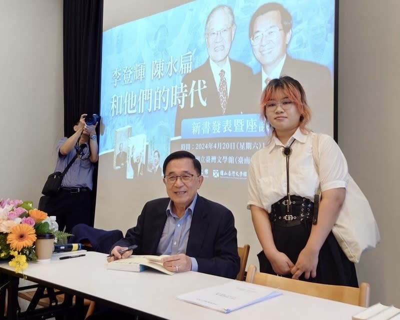 圖為前總統陳水扁 （前左）日前為讀者簽書。 （中央社資料照）