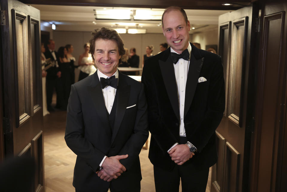 El príncipe Guillermo, el príncipe de Gales, derecha, posa con el actor estadounidense Tom Cruise en la gala y cena de London Air Ambulance Charity en The OWO en Londres el miércoles 7 de febrero de 2024. (Daniel Leal/Pool Photo via AP)