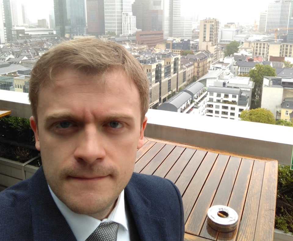 Der Finanzexperte Holger Graf arbeitete bei Investmentbank Goldman Sachs. Hier steht er auf einem Balkon in Frankfurt – im Hintergrund: die Bankentürme - Copyright: Holger Graf