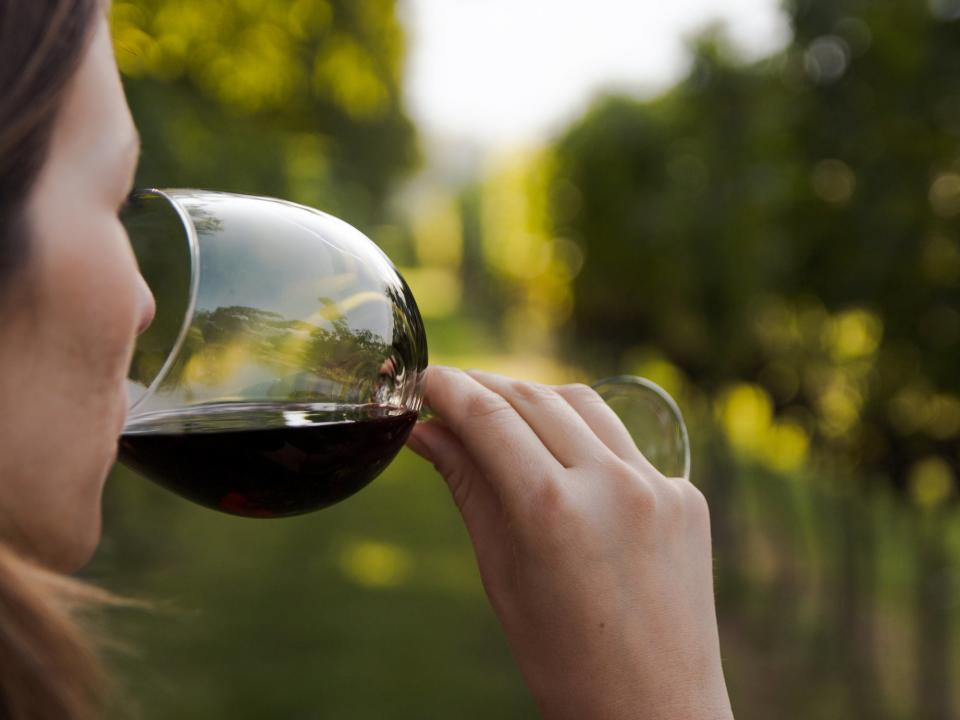 Mujer bebe vino (Getty Images/iStockphoto)