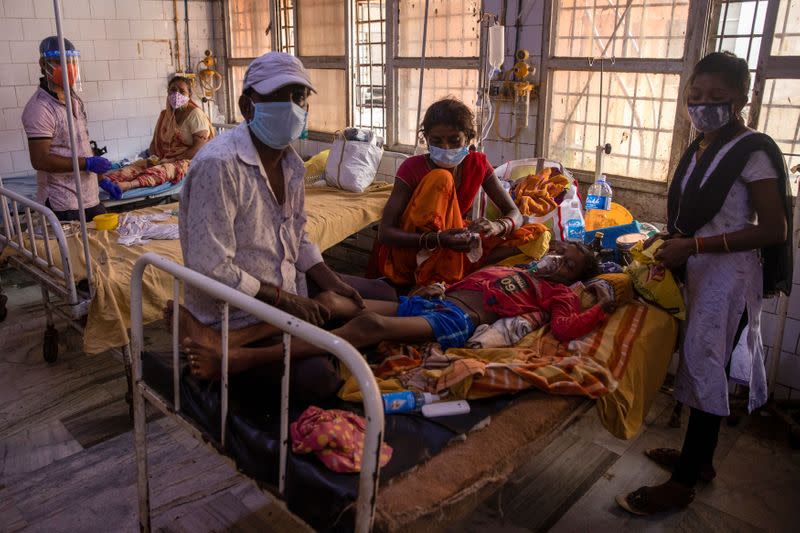 Wider Image: Last doctor standing: Pandemic pushes Indian hospital to brink