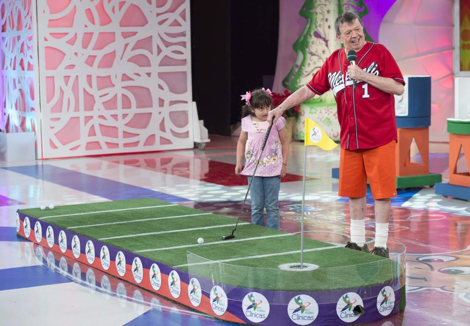 Xavier López 'Chabelo' durante un concurso de 'En Familia con Chabelo' en Televisa San Ángel. (Photo by Medios y Media/Getty Images).