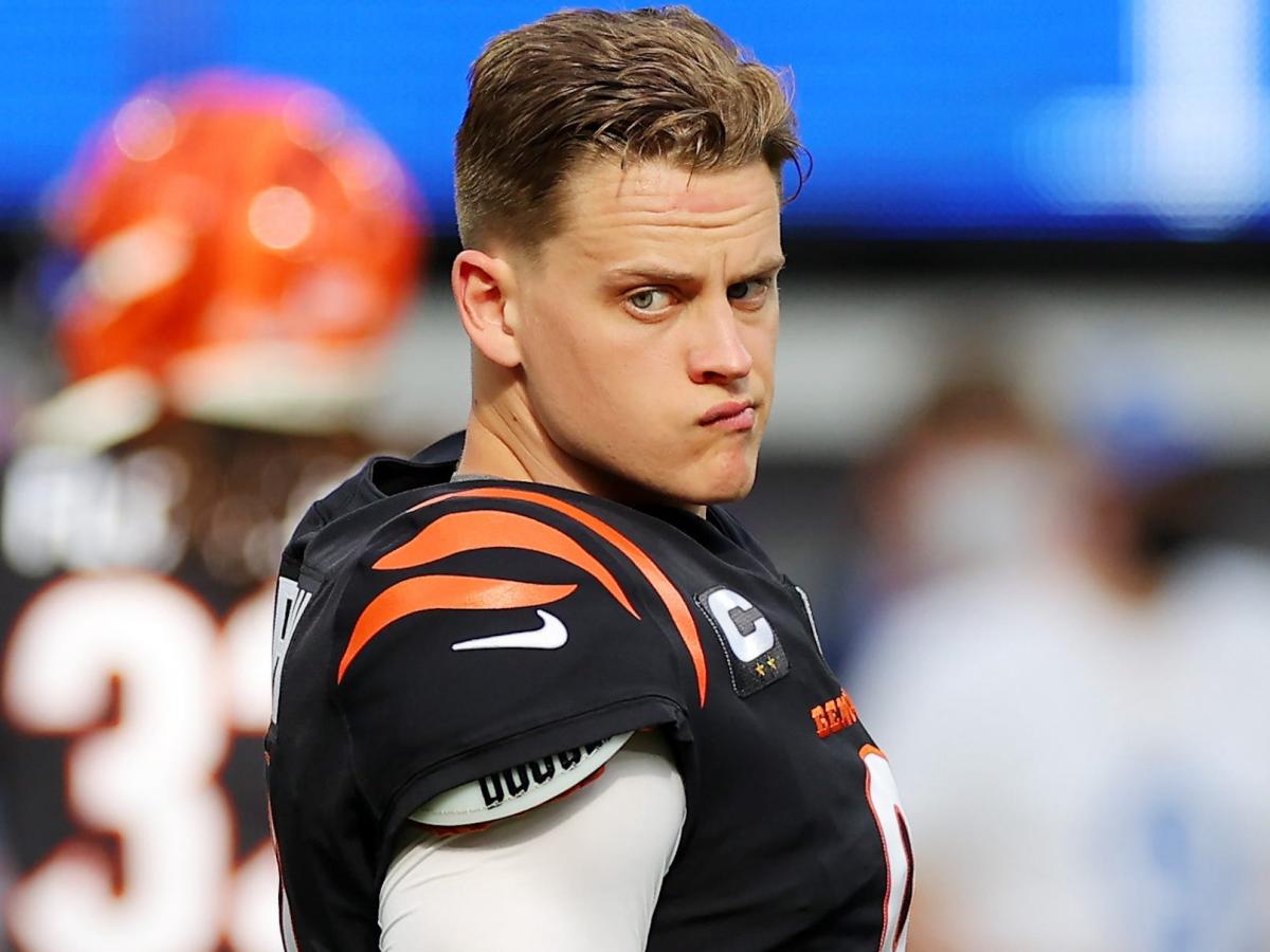 Cincinnati Bengals quarterback Joe Burrow (9) warms up before the NFL Super  Bowl 56 football game against the Los Angeles Rams, Sunday, Feb. 13, 2022,  in Inglewood, Calif. (AP Photo/Matt Rourke Stock Photo - Alamy