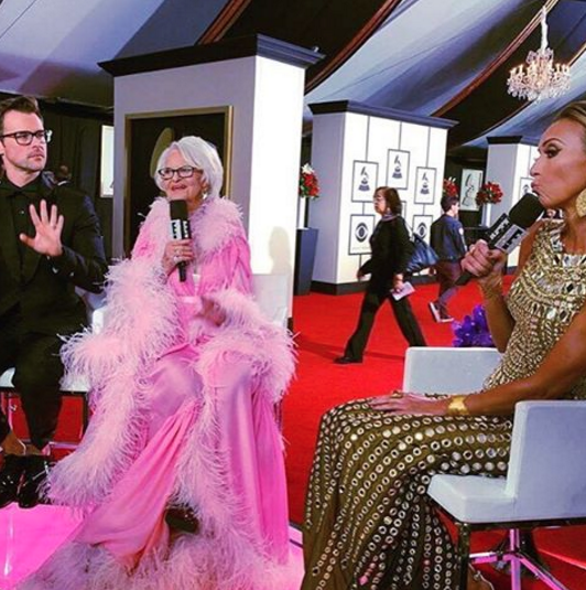 Gracias a su sentido de la moda, también fue convocada para hablar de los atuendos de los invitados a la gala de los Grammy Awards de 2016.