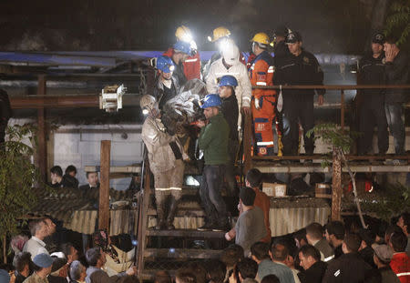 The body of miner is carried to an ambulance in Soma, a district in Turkey's western province of Manisa May 14, 2014. REUTERS/ Osman Orsal