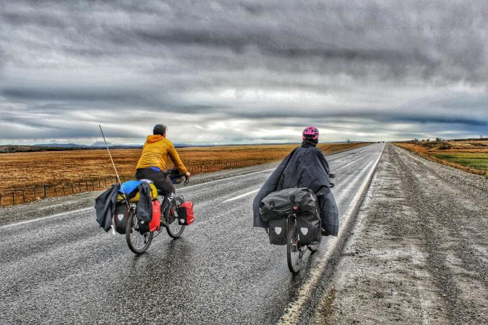 En sus bicis llevan lo indispensable para sobrevivir al día a día vía https://www.instagram.com/triponbike_