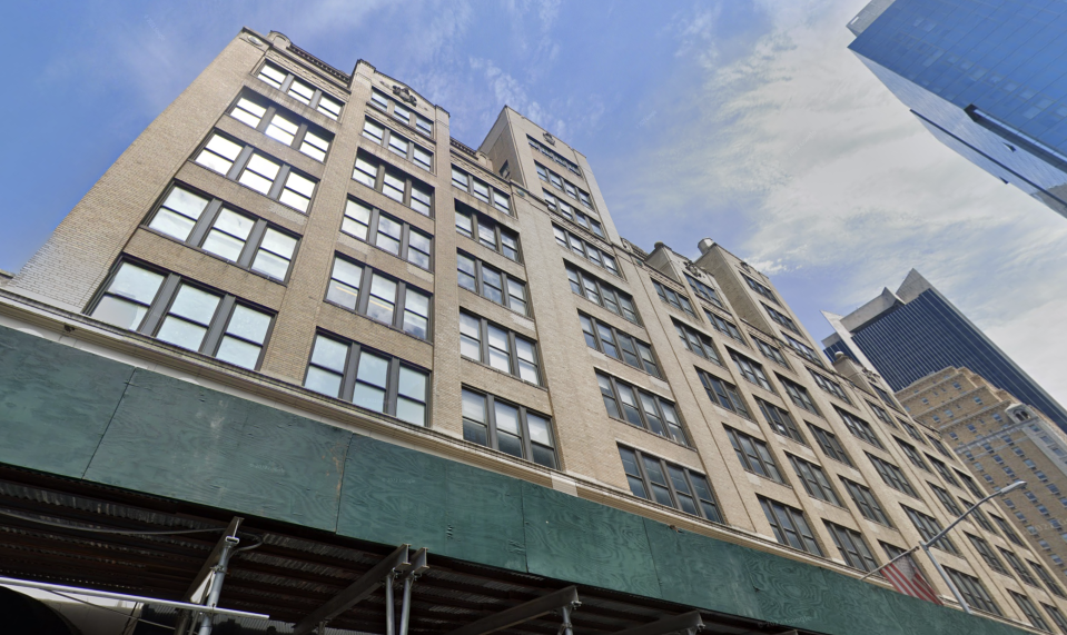 Zdjęcie biurowca zlokalizowanego przy 321 West 44th Street w Nowym Jorku, sprzedanego z 67% rabatem przez spółkę zależną Associated Cos.  Zdjęcie: Google Street View. 