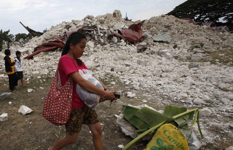 Quake in central Philippines 10-16-13