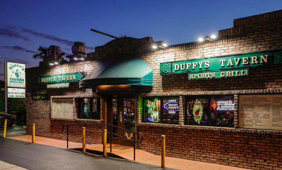 El exterior de Duffy's Tavern en Miami, que abrió en 1955 y desde entonces ha servido a la comunidad de Miami.