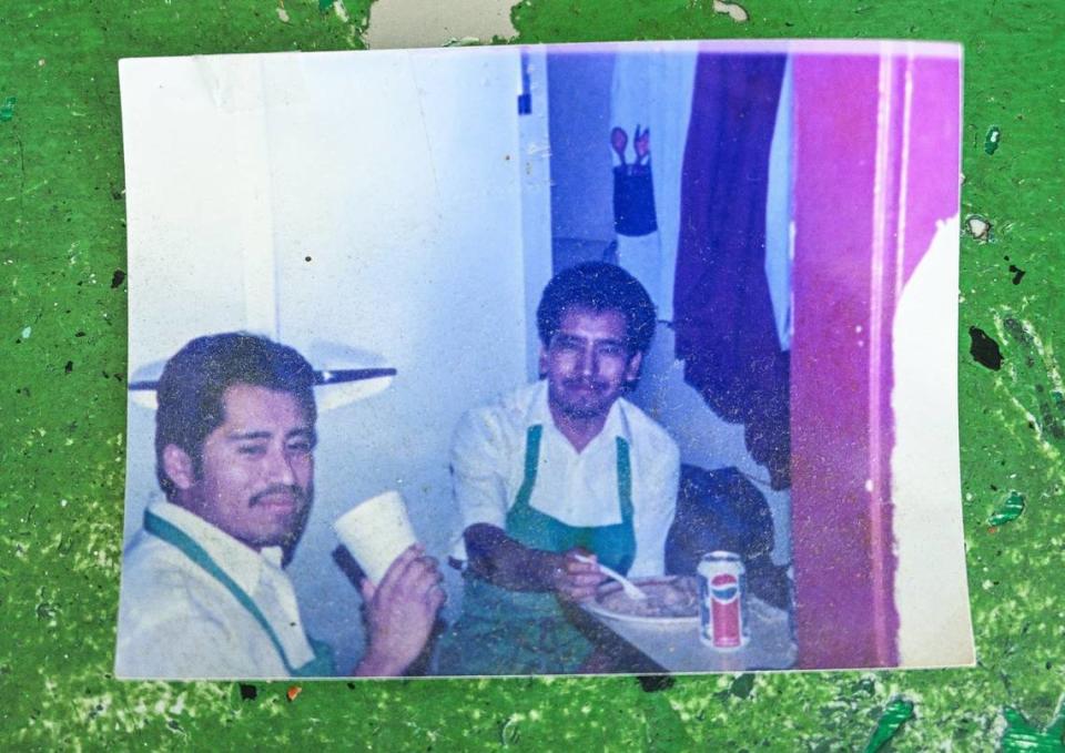 Una foto antigua muestra a miembros de la familia Ruiz que formaron parte del legado Adrian's Mexican food en Fresno.