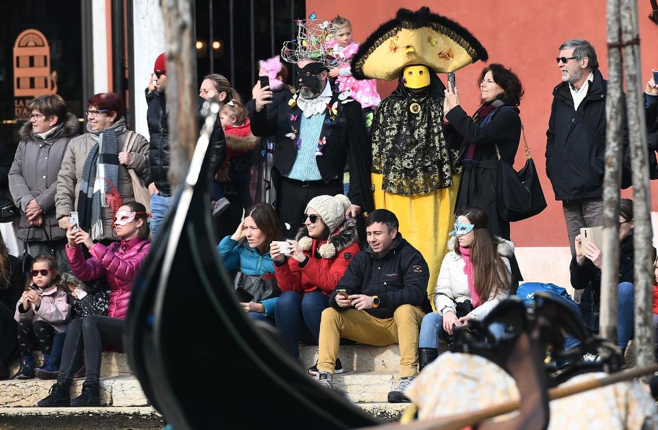 Lo spettacolo ha celebrato l'incontro tra 2 elementi, acqua e aria, con acrobati e giocolieri, mangiatori di fuoco e ballerine. Nel Rio di Cannaregio hanno sfilato una decina di imbarcazioni. Il suono degli archi ha accompagnato lo show. Un giocoliere ha maneggiato il fuoco, seguito dalle evoluzioni di un ballerino dentro una bolla. Poi le note di 'Sound of Silence' hanno accompagnato la coreografia di una danzatrice dentro una sfera trasparente mentre un acrobata, su un braccio meccanico, ha volteggiato sospeso nell'aria. (Photo by Vincenzo PINTO / AFP) (Photo by VINCENZO PINTO/AFP via Getty Images)