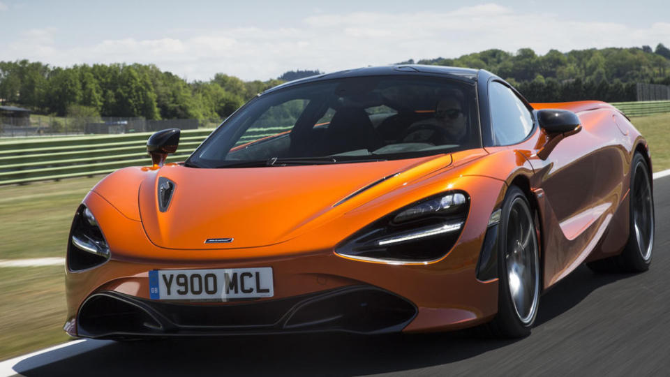 McLaren schickt - erstmals überhaupt in seiner Geschichte - eine Nachfolgegeneration an den Start. In der Baureihe "Super Series" löst der 720S den Vorgänger 650S ab. Anders als in der Formel 1 ist McLaren mit diesem Renner erfolgreich. Wer ihn kaufen will, muss sich ein Jahr gedulden.