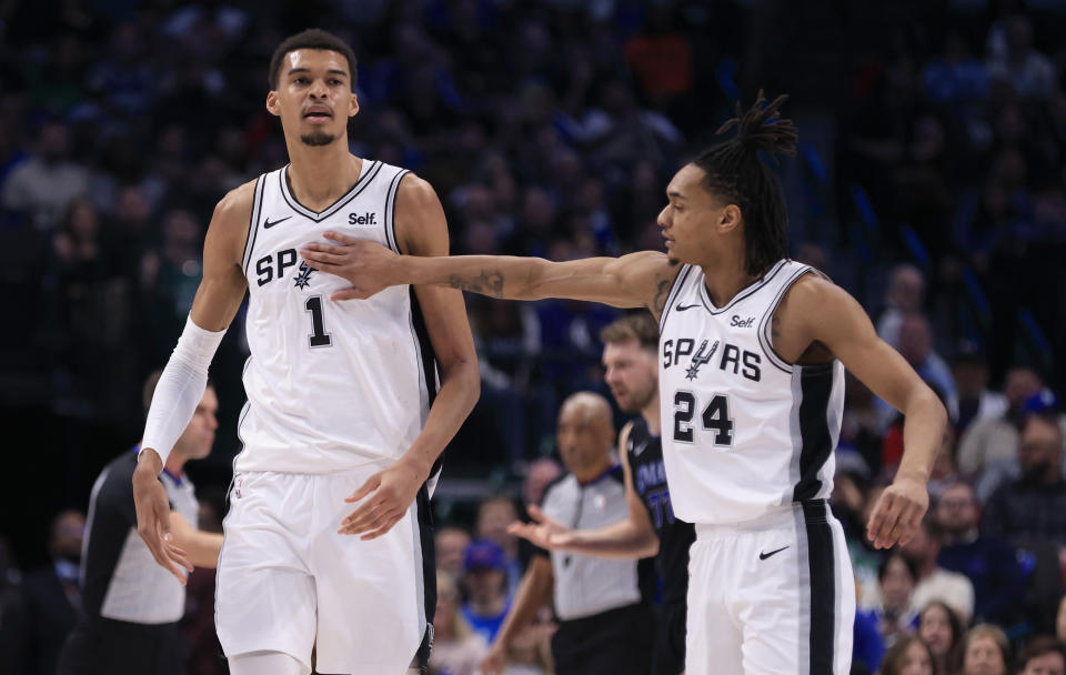 聖安東尼奧馬刺超級新人Victor Wembanyama（圖左）。右為Devin Vassell。 （NBA Photo Getty Images）