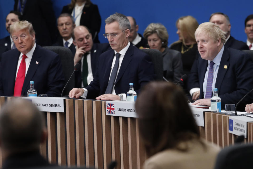 El rpesidente de Estados Unidos, Donald Trump, a la izquierda, y el secretario general de La OTAN, Jens Stoltenberg, en el centro, escuchan al primer ministro británico, Boris Johnson, a la derecha, durante una reunión en el hotel y complejo turístico The Grove en Watford, Inglaterra. el miércoles 4 de diciembre de 2019.. (AP Foto/Frank Augstein)