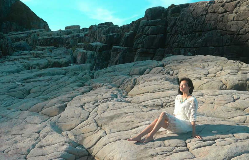 在烈日下拍攝MV的安娜・李竟然想脫下鞋子，赤腳踏在滾熱的礁岩上。（圖／A-One Music提供）