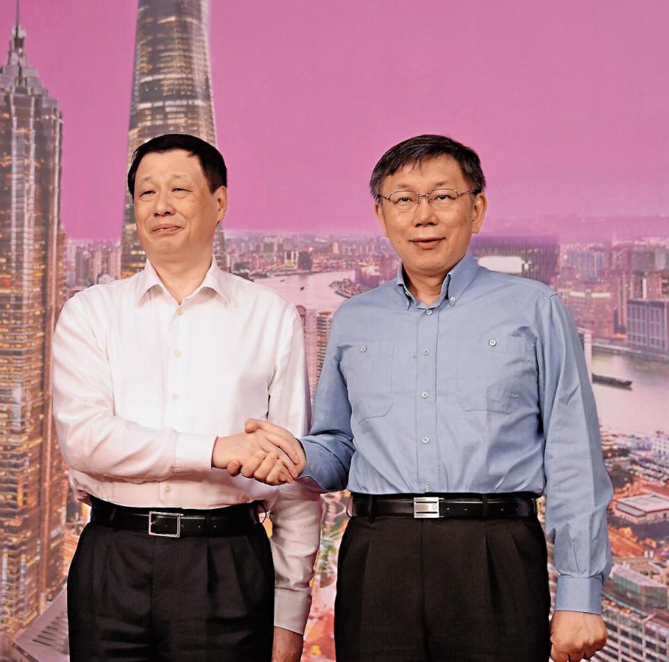 柯文哲（右）提出「兩岸一家親」，踩到綠營紅線。圖為柯與上海市長應勇（左）會面。（台北市政府提供）