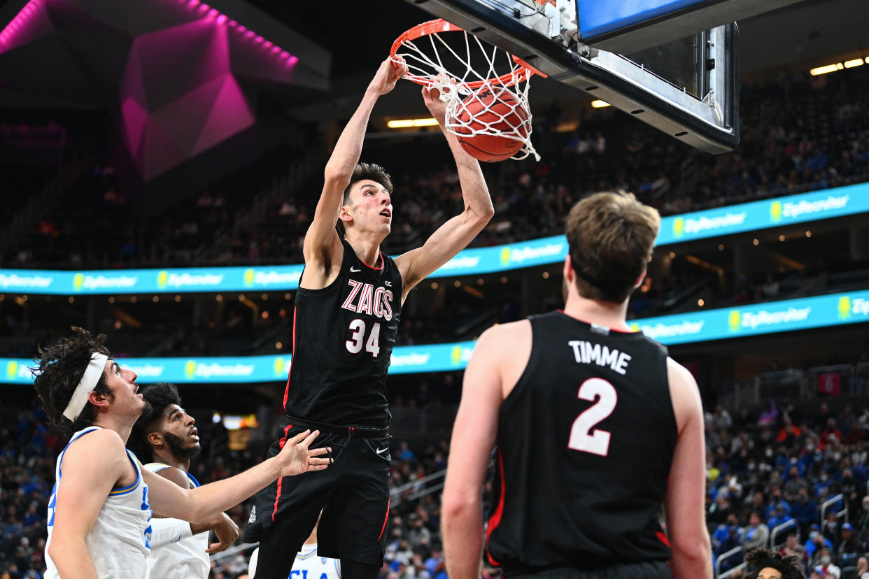 LAS VEGAS, NV - NOVEMBER 23: Gonzaga forward Chet Holmgren (34) dunks the ball during the Empire Classic tournament college basketball game between the Gonzaga Bulldogs and the UCLA Bruins on November 23, 2021, at the T-Mobile Arena in Las Vegas, NV. (Photo by Brian Rothmuller/Icon Sportswire via Getty Images)