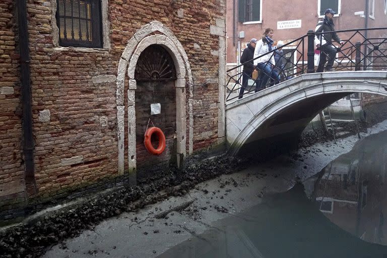 Un canal interno durante una marea baja en Venecia, Italia, 17 de febrero de 2023. Venecia lucha desde hace días con una marea baja, que empieza a crear serios problemas también para la navegabilidad (EFE/EPA/ANDREA MEROLA)