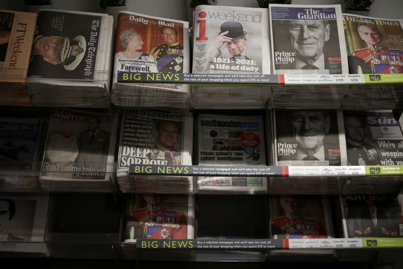 Periódicos con la imagen del fallecido príncipe Felipe en la portada en un mercado cercano al Palacio de Buckingham, Londres, Reino Unido.