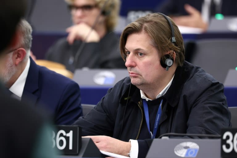 Maximilian Krah, eurodiputado del partido de ultraderecha Alternativa para Alemania (AfD), ocupa su escaño durante un pleno en Estrasburgo, en Francia, el 23 de abril de 2024 (Frederick Florin)