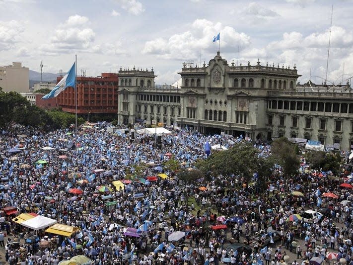 People participate in a demonstration demanding the resignation of Guatemalan President Otto Perez Molina in Guatemala City, Guatemala, August 27, 2015.  REUTERS/Jose Cabezas