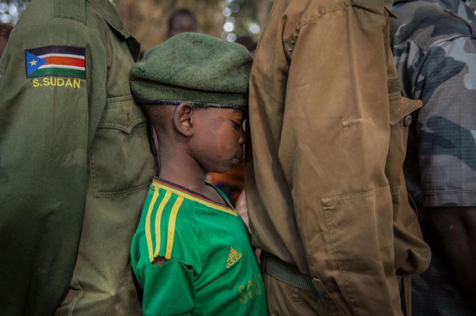 <p>Ein Kindersoldat aus dem Südsudan wartet in einer Schlange, um sich registrieren zu lassen. 300 Kindersoldaten, darunter 87 Mädchen, wurden in der umkämpften Region Yambio befreit. Ein UN-Programm will die traumatisierten Kinder nun wieder in die Gesellschaft integrieren. (Bild: AFP/Getty Images/Stefanie Glinski) </p>