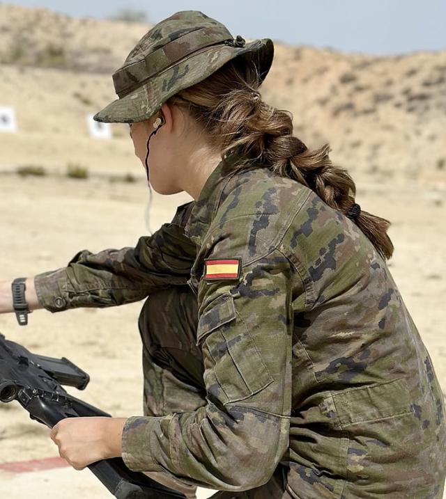 El moño efecto clean look de la princesa Leonor en su primera Pascua  Militar (y cómo hacerlo paso a paso)