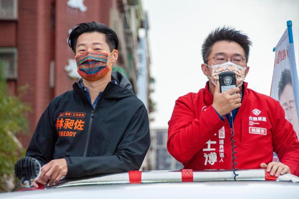 藍士博參選桃園市議員，邀來許多大咖好友推薦，立委林昶佐日前也陪同他進行車隊掃街。（藍士博提供）