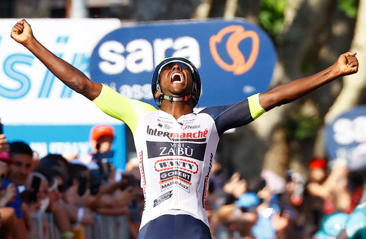 El ciclista eritreo del equipo Wanty, Biniam Girmay Hailu, celebra mientras cruza la línea de meta para ganar la décima etapa de la carrera ciclista Giro d'Italia 2022, 196 kilómetros entre Pescara y Jesi, en el centro de Italia, el 17 de mayo de 2022. (Foto: Luca Bettini/AFP vía Getty Images)