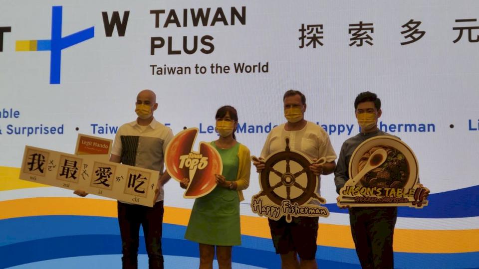 國際影音串流平台TaiwanPlus 30日舉辦記者會為5檔全新節目造勢，左起主持人吳鳳、TaiwanPlus執行長蔡秋安、美國商會前執行長李豪（Leo Seewald）、台裔美籍亞洲廚神王凱傑（Jason Wang）。(江昭倫 攝)