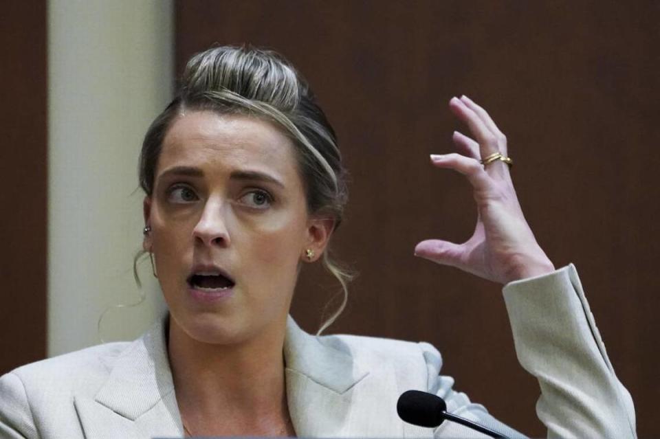 Whitney Henriquez, hermana de la actriz Amber Heard, testifica en el juzgado de circuito del condado de Fairfax en Fairfax, Virginia, el miércoles 18 de mayo de 2022. (Kevin Lamarque/ AP)