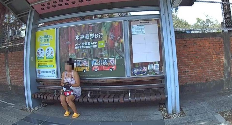 一名台中女子遭男網友「阿宏」丟包在嘉義高工前公車站，由於身無分文，連回家都無法，只好報警求助。(圖／嘉義市警二分局提供)