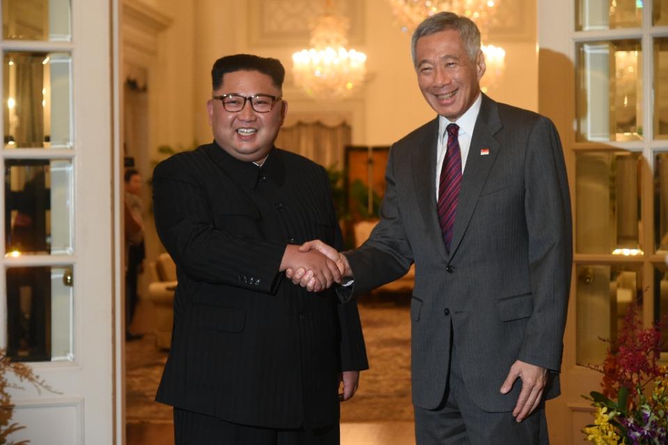 North Korea’s leader Kim Jong Un (L) is welcomed by Singapore’s Prime Minister Lee Hsien Loong (AFP Photo/ROSLAN RAHMAN)