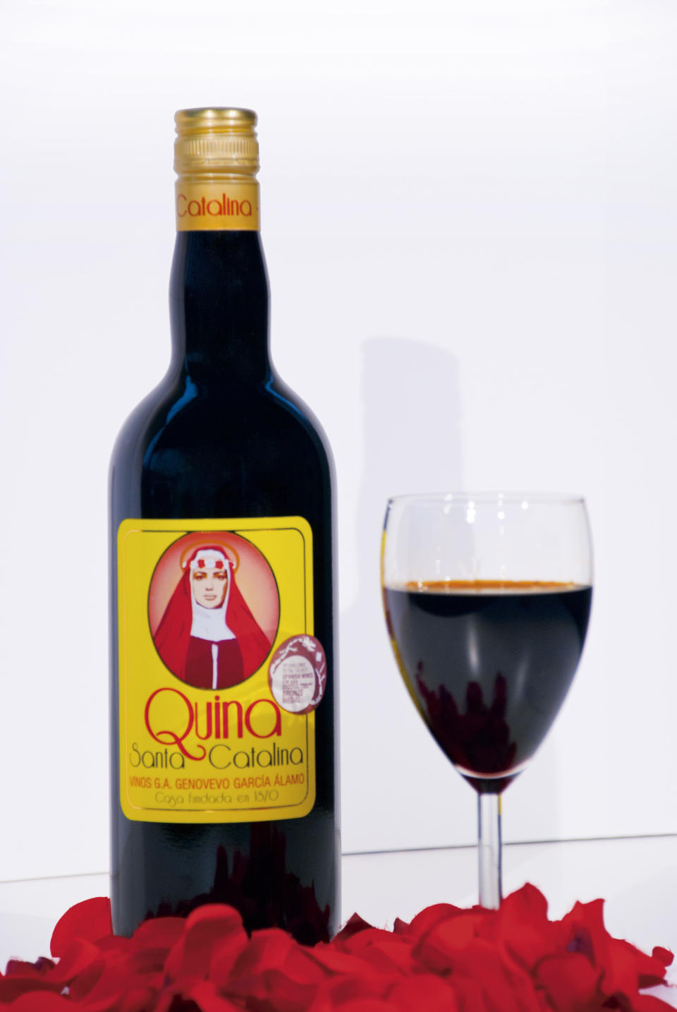 Botella actual de Quina Santa Catalina: aún se vende, pero solo a mayores de 18 años. Imagen vía vinosga.com